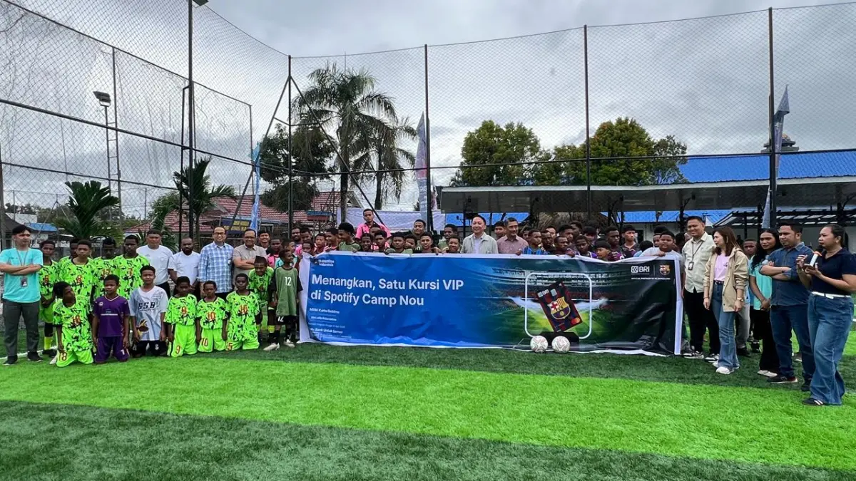 Para peserta saat berfoto dengan para pimpinan Bank BRI dalam pembukaan BRI Youth Champions League U-14 di Arena Cenderawasih Karsa, Kota Jayapura, Jumat (17/4/2026).