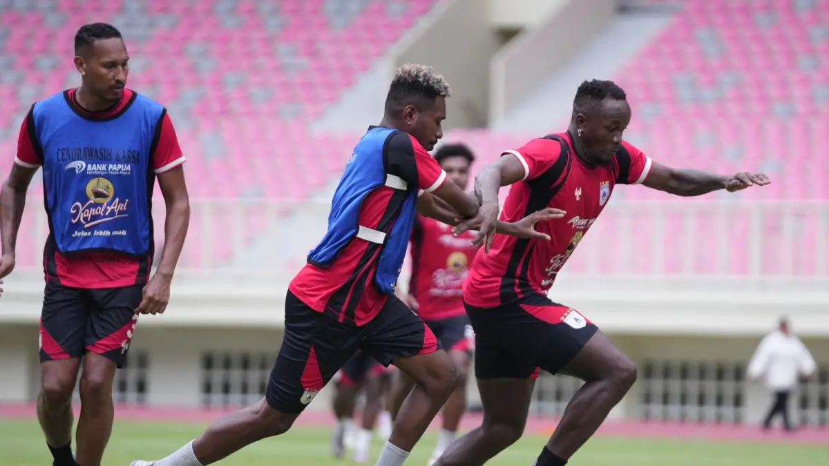 Pelatih Rahmad Darmawan saat memberikan arahan kepada pemain saat uji coba lapangan di Stadion Lukas Enembe, Jumat (16/4/2026). (CEPOSONLINE.COM/DOK PERSIPURA).