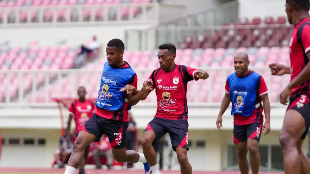 Pemain Persipura saat menjalani uji coba lapangan di Stadion Lukas Enembe, Kamis (17/4/2026). (CEPOSONLINE.COM/DOK PERSIPURA)