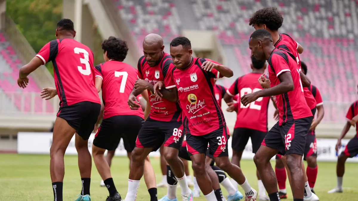 Pemain Persipura saat menjalani uji coba lapangan di Stadion Lukas Enembe, Kamis (18/4/2026). (CEPOSONLINE.COM/SYAIFUL PERSIPURA).