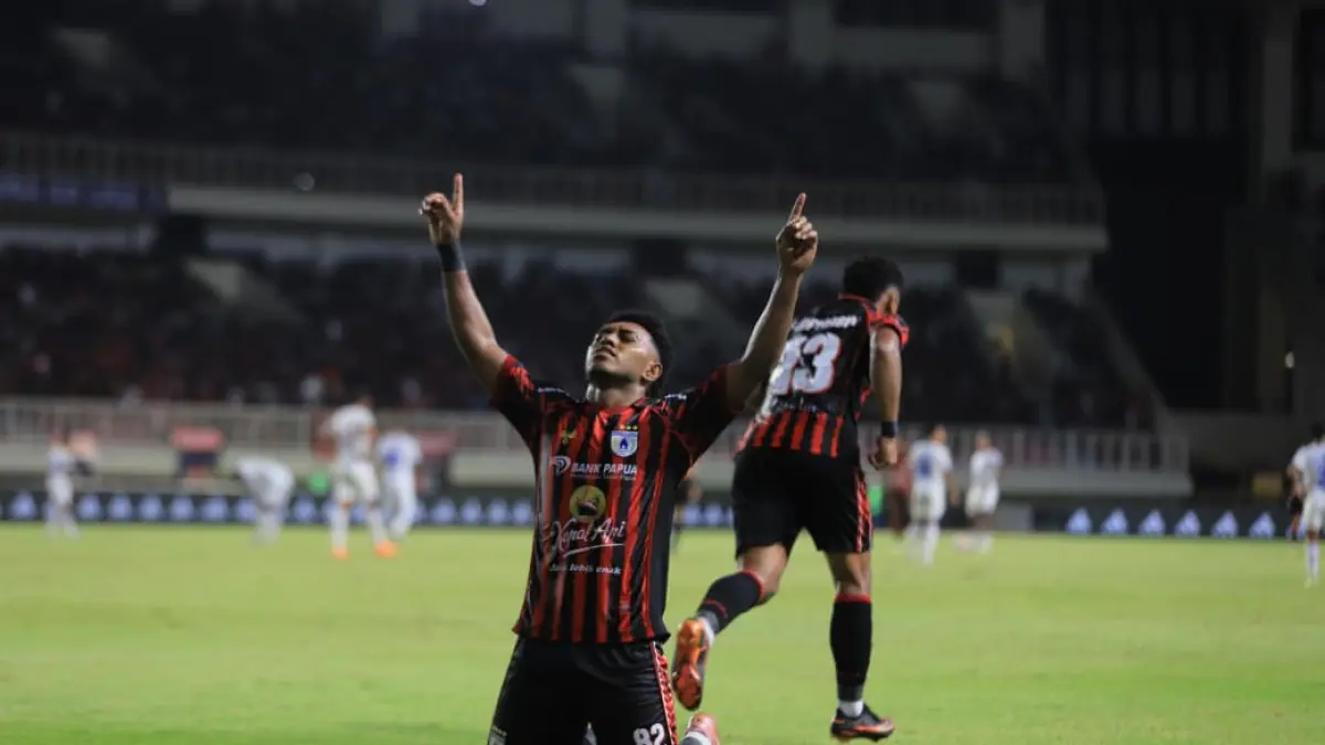 Selebrasi Kelly Sroyer usai mencetak gol bagi Persipura ke gawang PSIS Semarang. (CEPOSONLINE.COM/ERIK).