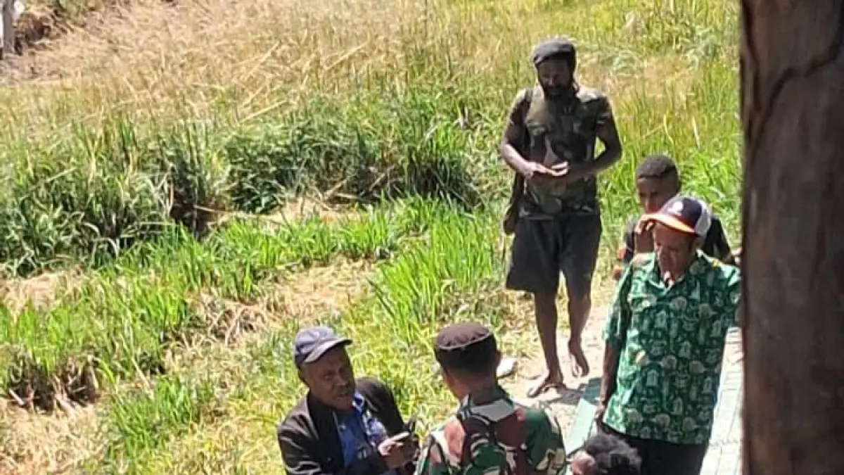 Seorang prajurit TNI saat berdialog langsung dengan warga di Kampung Jigiunggi. (Foto: Koops Habema).