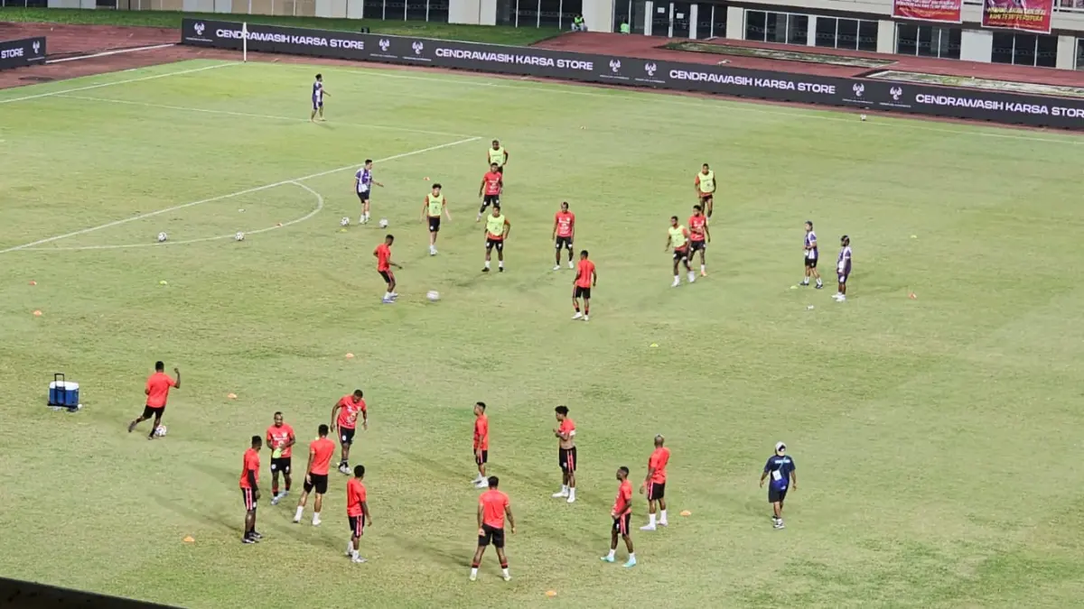 Skuad Persipura saat melakukan pemanasan sebelum laga menghadapi PSIS Semarang, Sabtu (18/4/2026). (CEPOSONLINE.COM/HANS PALEN).