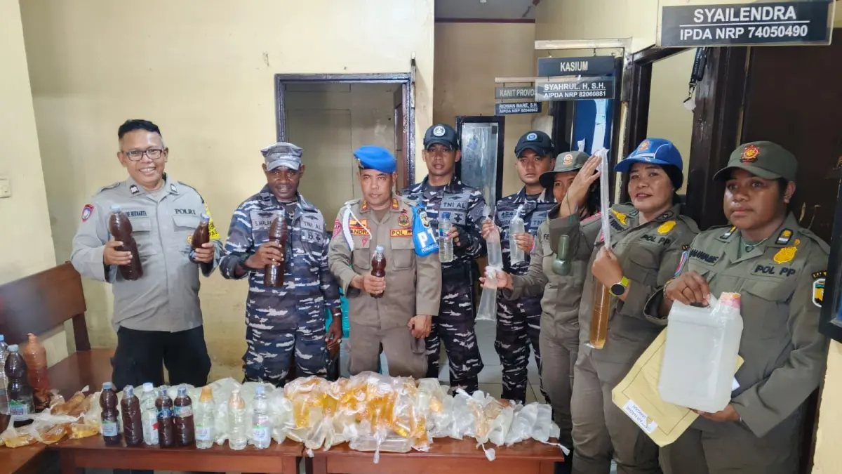91,7 liter sopi yang diamankan aparat gabungan dalam razia di Pelabuhan Poumako saat kedatangan KM Tatamailau pada Sabtu (18/4/2026). (Ceposonline.com/ Istimewa).