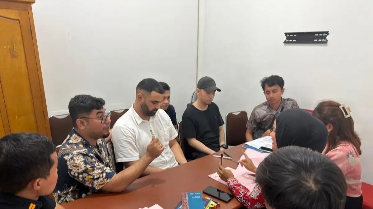 Didampingi pilot sebagai tersangka, Kejaksaan Negeri Merauke bersama pihak Imigrasi saat melakukan pemeriksaan barang bukti pesawat jenis Piper PA 23-250 Aztec dengan nomor registrasi VH-EQD yang ditahan di Base Ops Lanud Merauke, Jumat (17/4/2026). (CEPOSONLINE.COM/SULO) 
&nbsp;&nbsp;