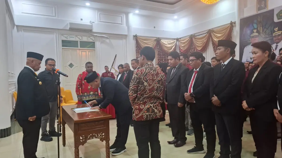 Bupati Biak Numfor Markus O. Mansnembra melantik jajaran Pengurus Lembaga Pembinaan dan Pengembangan Pesparani Katolik Daerah (LP3KD) Kabupaten Biak Numfor masa bhakti 2025 - 2030, di Gedung Negara Biak 1,&nbsp; Sabtu (18/4) malam.&nbsp;(CEPOSONLINE.COM/FIKTOR) 