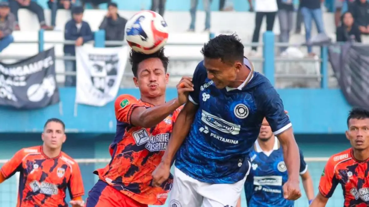 Duel sengit pemain Persiku (biru) dengan pemain Tornado FC. (X.COM/PERSIKU) 