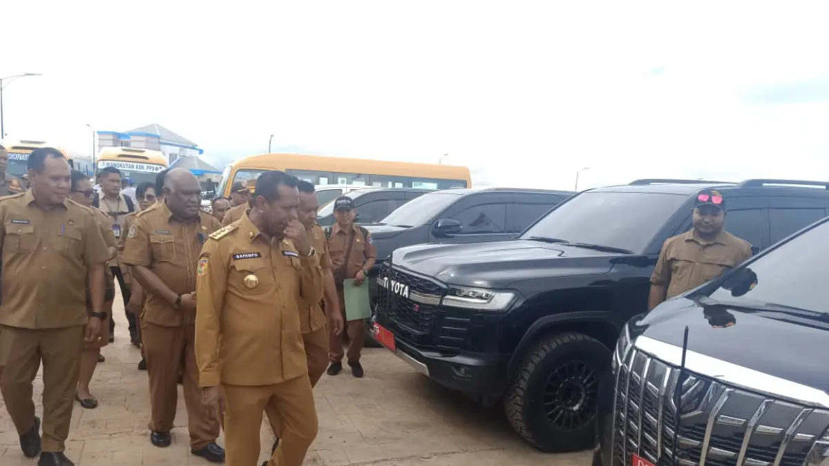 Gubernur Papua Selatan Apolo Safanpo didampingi Sekda Ferdinandus Kainakaimu saat meninjau kendaraan dinas yang dihadirkan untuk dilakukan pemeriksaan secara detail di halaman Kantor Gubernur Papua Selatan, Senin (20/4/2026).
(Ceposonline.com/Sulo) &nbsp;