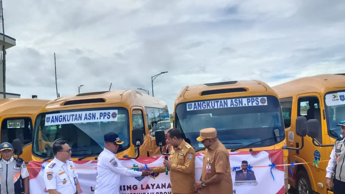 Gubernur Papua Selatan Apolo Safanpo saat melaunching 5 unit bus yang akan mengangkut para ASN &nbsp;dari Kota Merauke pusat pemerintahan Papua Selatan di Salor, &nbsp;Senin (20/4/2026).
(Ceposonline.com/Sulo).&nbsp;