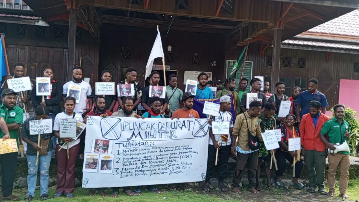 &nbsp;Ikatan Komunitas Mahasiswa Pelajar Puncak Papua (IKMPP) se-Kota Studi Nabire Saat menggelar jumpa pers di asrama mahasiswa Puncak Nabire, Senin (20/4/2026). (CEPOSINLINE.COM/THERESIA F. TEKEGE)