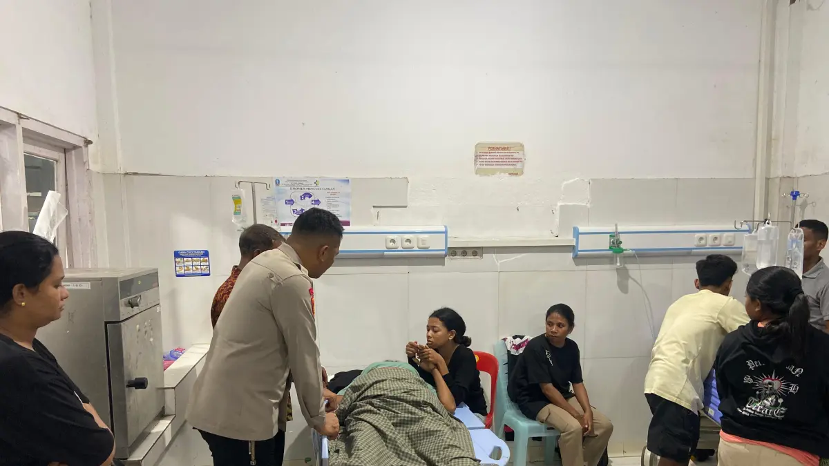 Kapolres Jayapura AKBP. Dionisius V.D.P. Helan, saat mengunjungi korban laka lantas terbaliknya truk Mitsubishi Colt Diesel FE 74 HDV (bak terbuka) di RSUD Yowari, Minggu (19/4/2026). (Humas for CEPOSINLINE.COM).

