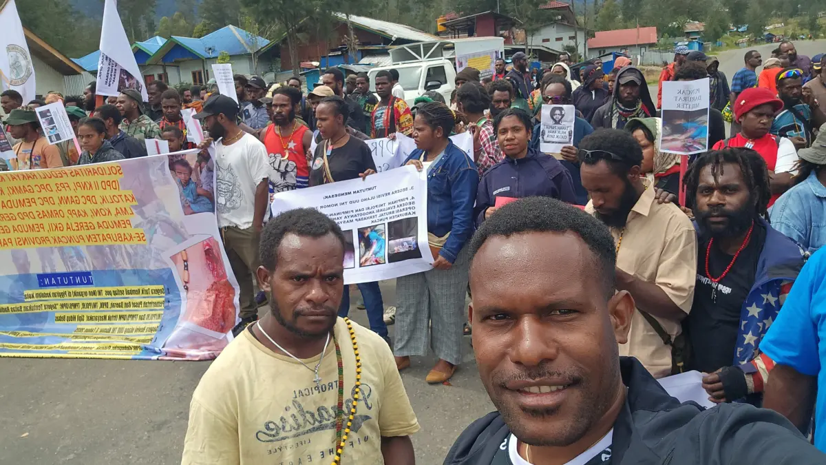 Massa aksi saat menggelar Aksi Demonstrasi di Ilaga, Kabupaten Puncak, Senin (20/4/2026). (CEPOSONLINE.COM/ISTIMEWA)&nbsp;




