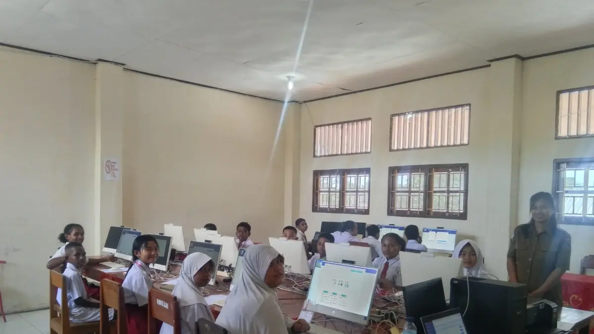 Peserta didik SD Inpres Mararena dan SD YPPK Santo Antoneus Mararena mengikuti ujian berbasis Teknik Keterampilan Akademik menggunakan komputer secara online.Senin(20/4). (CEPOSOLINE.COM/VICKY AMBANI)