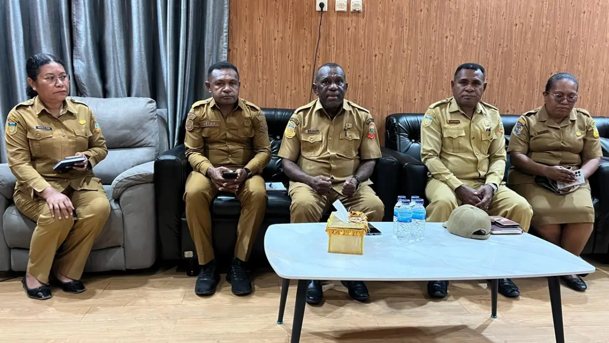 &nbsp;Plt Sekda Keerom, Noak Wasanggai (ketiga dari kiri) saat memberikan keterangan di ruang kerjanya, Senin (20/4/2026). (CEPOSONLINE.COM).