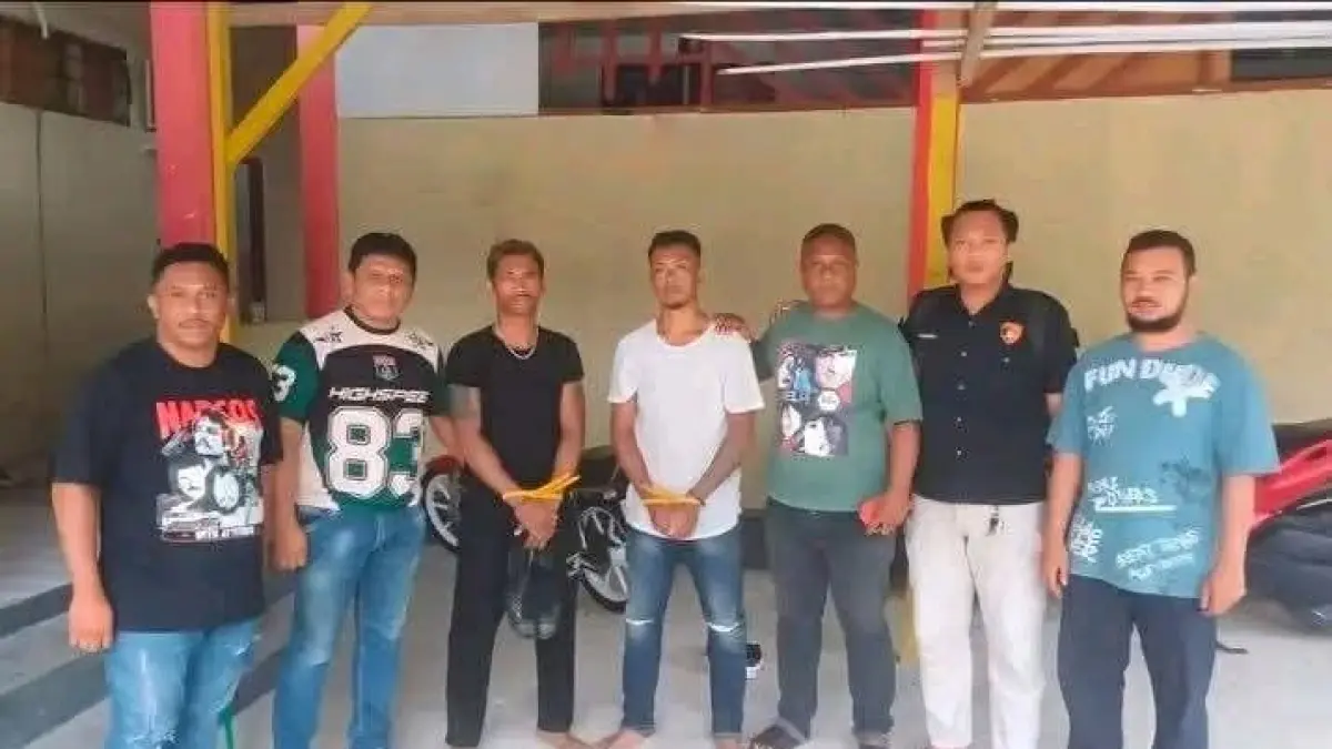 Polisi saat mengamankan dua terduga pelaku (tengah) (Foto- medsos)