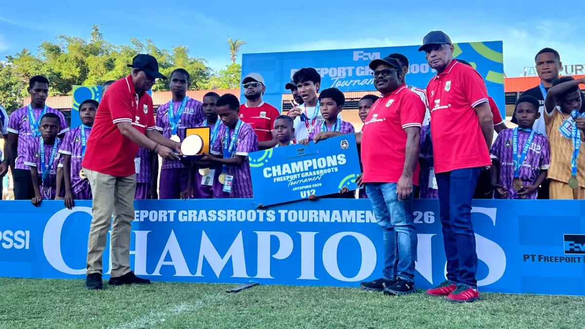 Senior Vice President (SVP) Sustainable Development PTFI, Nathan Kum didampingi Ketum PSSI Papua saat menyerahkan trophy juara kepada SSB Putra Yeabhu Nendali di Stadion Mandala Jayapura, Sabtu (18/4/2026). (CEPOSONLINE.COM/ERIANTO).