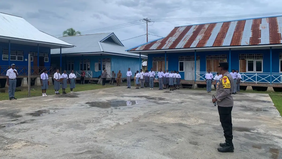 Suasana apel pagi di SMA Negeri 3 Kokonao, Distrik Mimika Barat, Senin (20/4/2026). (Ceposonline.com/Dok.Polsek Mimika Barat).&nbsp;