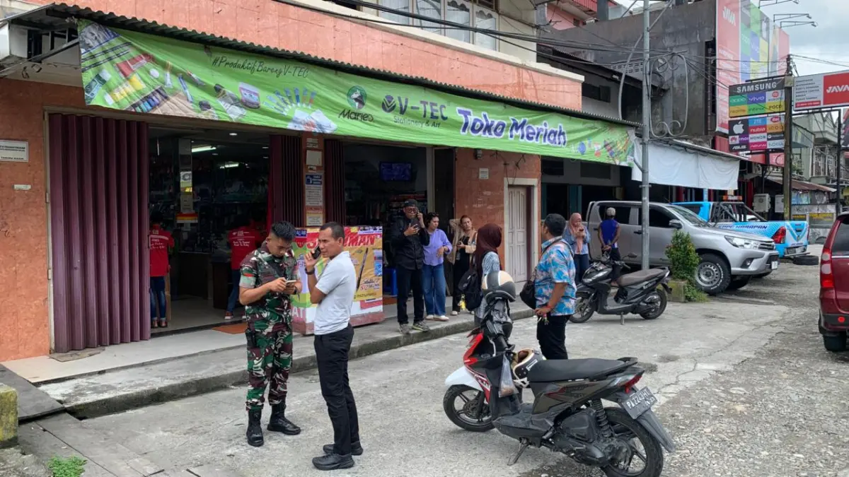 Suasana di halaman Toko Meriah di Jalan Budi Utomo Timika, Papua Tengah, Senin (20/4/2026).
(CEPOSONLINE.COM/MOH. WAHYU WELERUBUN).