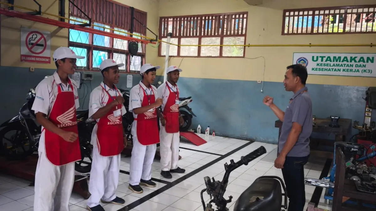 Tim teknisi dan instruktur Astra Motor Papua ikut menguji kompetensi siswa kelas XII jurusan Teknik TSM, SMK 1 Sentani, Minggu (19/4/2026).(Ceposonline.com/Astra Motor).