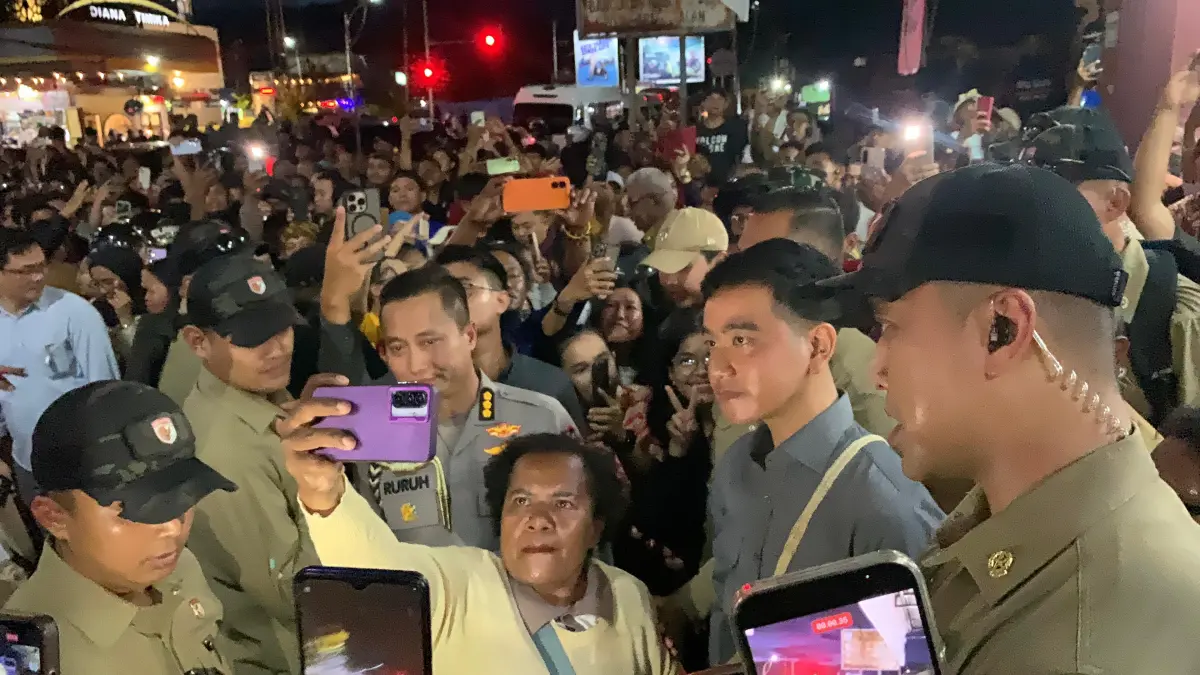 Wakil Presiden Gibran Rakabuming Raka menyapa warga di sela kunjungan kerja di pusat perbelanjaan Jalan Budi Utomo, Mimika, Papua Tengah, Senin (20/4/2026). (CEPOSONLINE.COM/MOH. WAHYU WELERUBUN).