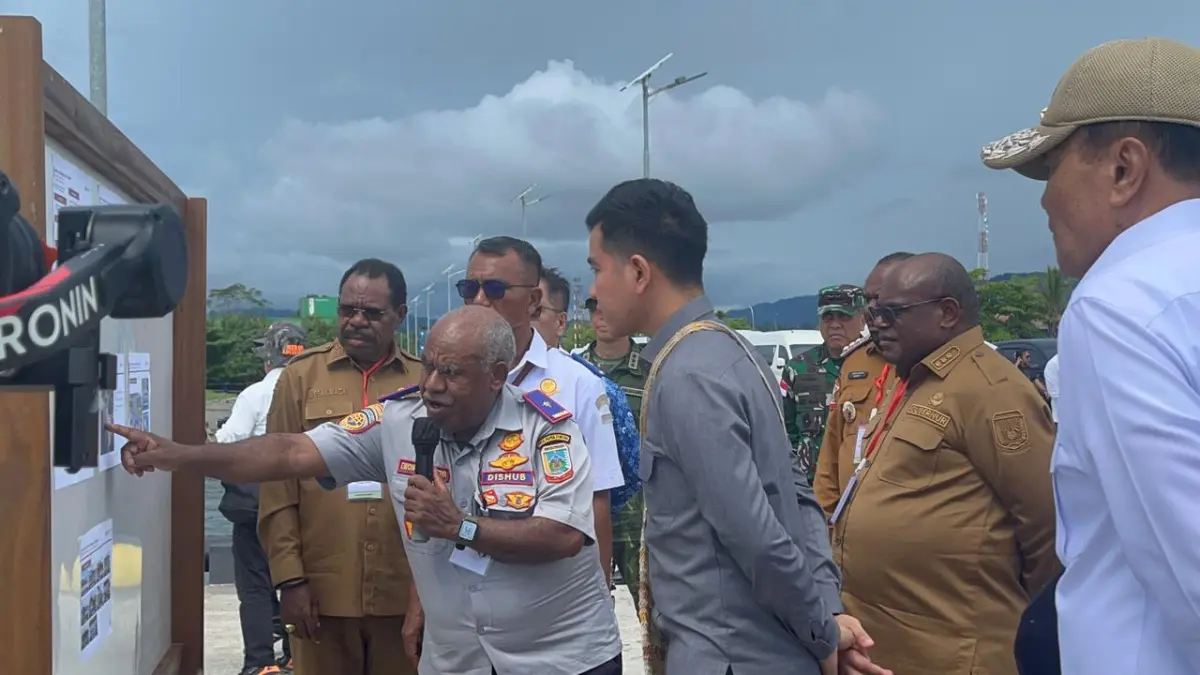 Wakil Presiden Republik Indonesia, Gibran Raka Buming Raka saat meninjau pelabuhan Nabire. (CEPOSONLINE.COM/THERESIA F. TEKEGE)