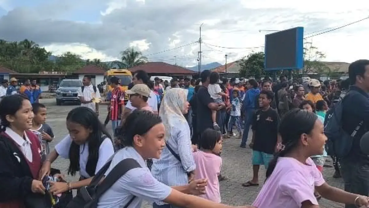 Suasana saat Wakil Presiden dan Stafnya membagikan Buku dan Bolpen di Area Pelabuhan Nabire. (CEPOSONLINE.COM/THERESIA F. TEKEGE)
