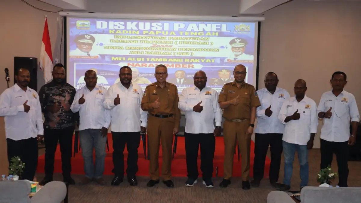 Asisten II Sekretariat Daerah, Tumiran foto bersama dengan Sekretaris Dinas ESDM Papua Tengah, Ketua KADIN dan Para wakil Ketua KADIN usai pembukaan acara. (CEPOSONLINE.COM/THERESIA F. TEKEGE)