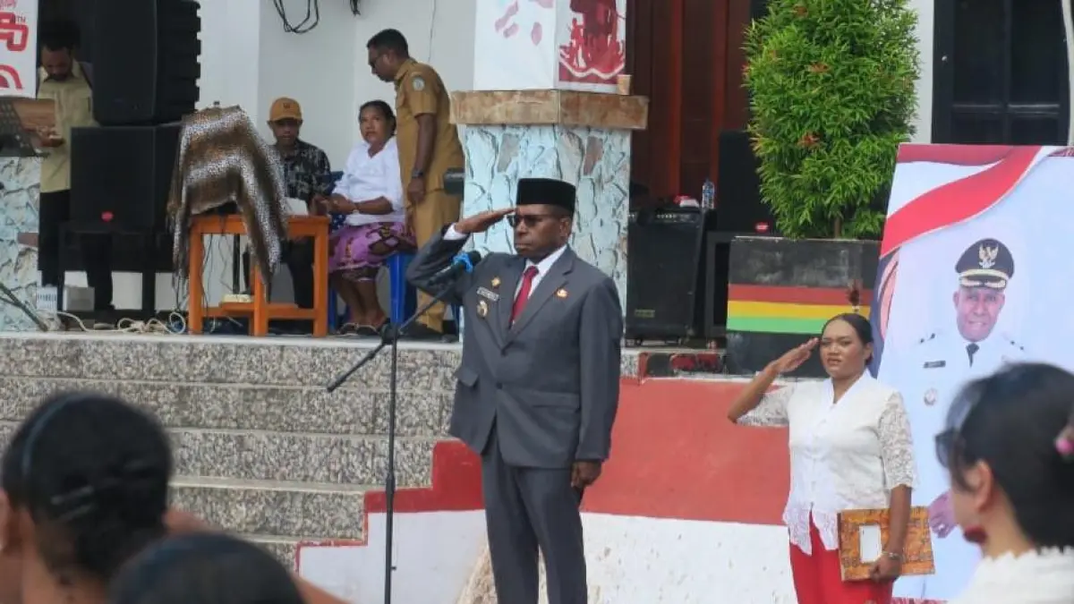 Bupati Waropen saat memimpin jalannya upacara peringatan Hari Kartini, 21 April 2026, di halaman Kantor Bupati Waropen, Selasa (21/4).