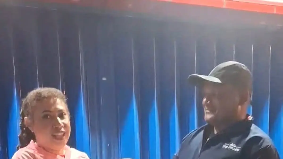 Frangklin E. Wahey Anggota DPR Papua saat membeli 100 Tiket persipura untuk masyarakat Kampung Puay, Kab Jayapura saat laga persipura di stadion LE, Sabtu (18/4/2026) lalu, &nbsp;(CEPOSONLINE.COM/IST)