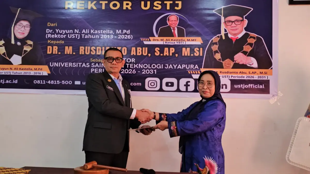 Jabatan Rektor USTJ diserahkan dari rektor sebelumnya, Dr. Yuyun Nuriyah Ali Kastella, kepada rektor baru, Dr. M. Rusdianto Abu, S.AP., M.Si, Selasa (21/4/2026). (CEPOSONLINE.COM/HANS PALEN).