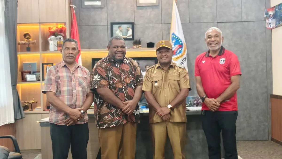 Panpel Persipura saat foto bersama dengan Wakil Bupati Jayapura, Haris Yoku usai pertemuan diruangan kerjanya, Selasa (21/4/2026) sore. (CEPOSONLINE.COM/ISTIMEWA).
