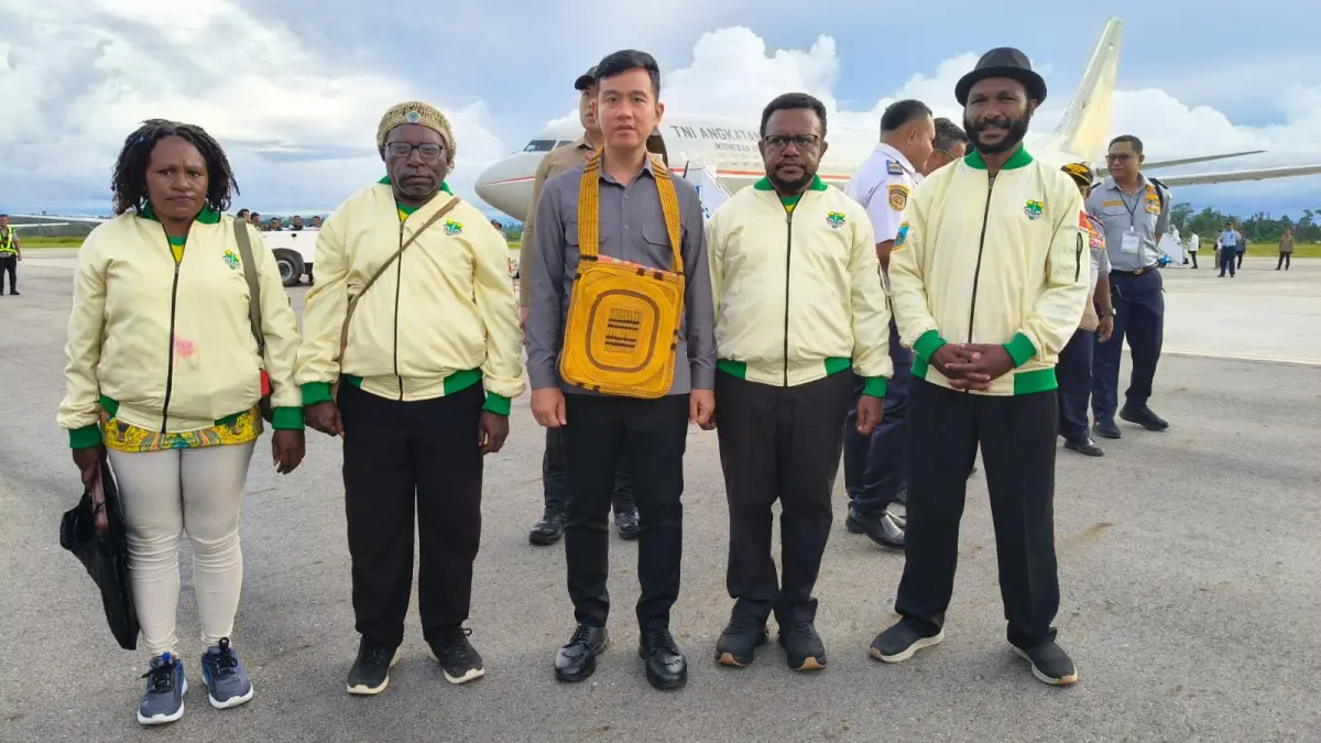 Pengurus Pemuda Katolik Komda Papua Tengah saat bertemu Wapres, Gibran Rakabuming Raka di Bandara Nabire. (CEPOSONLINE.COM/HUMAS KOMDA PEMUDA KATOLIK).