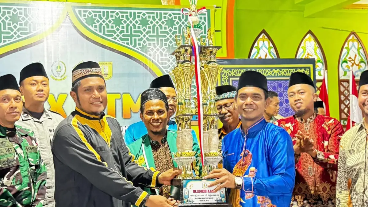 
Penyerahan piala bergilir dilakukan Ketua LPTQ Distrik Muara Tami, Ngadino, kepada Pimpinan Ponpes TQS Mujibur Rahman Papua, Muhamad Rum Rumadan, didampingi Sekretaris Ponpes, Ustadz Husein, pada malam penutupan MTQ, Minggu (19/4).