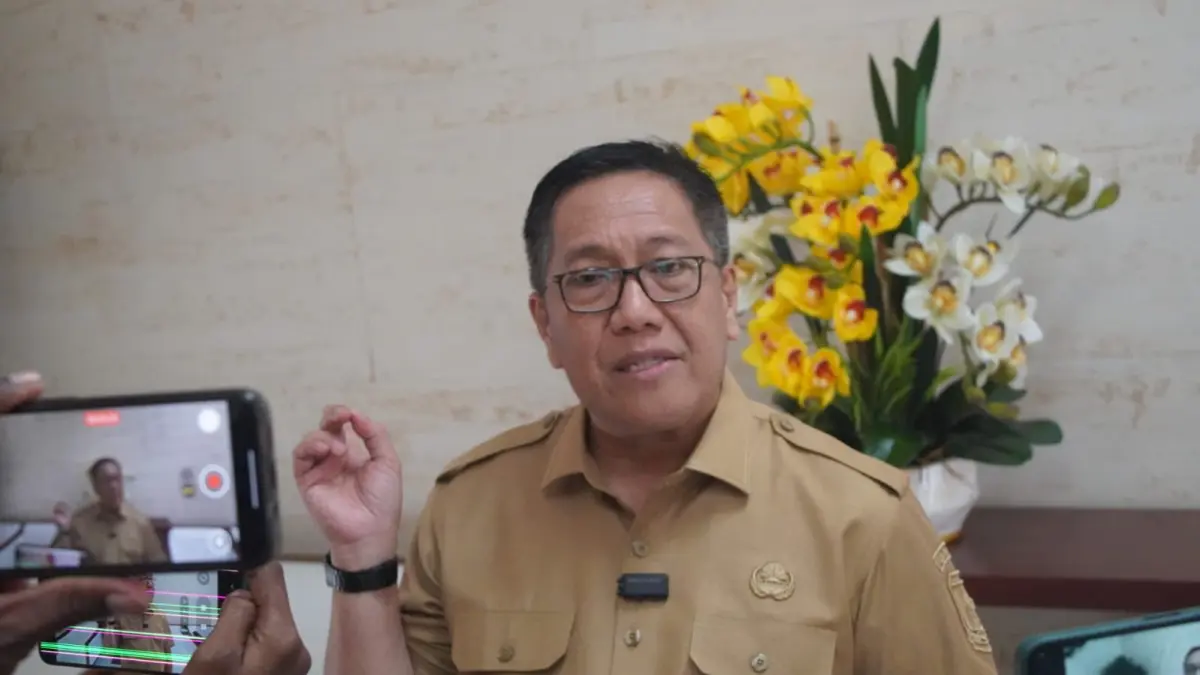 Pj. Sekda Papua Tengah saat memberikan keterangan kepada Pers di Kantor Gubernur Papua Tengah. (CEPOSONLINE.COM/THERESIA F. TEKEGE) 