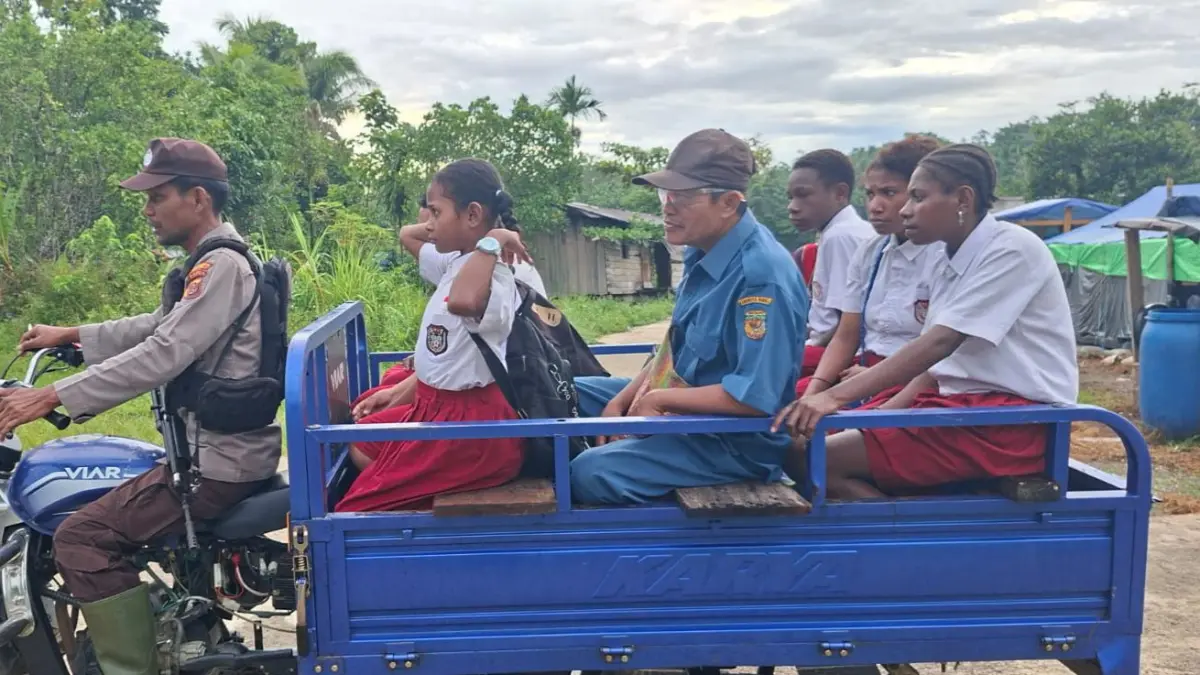 &nbsp;Sejumlah anak sekolah dasar di Kapiraya, Distrik Mimika Barat Tengah saat akan ke sekolah menggunakan kendaraan motor 3 roda dan dikawal oleh aparat kepolisian (Foto: Istimewa).&nbsp;