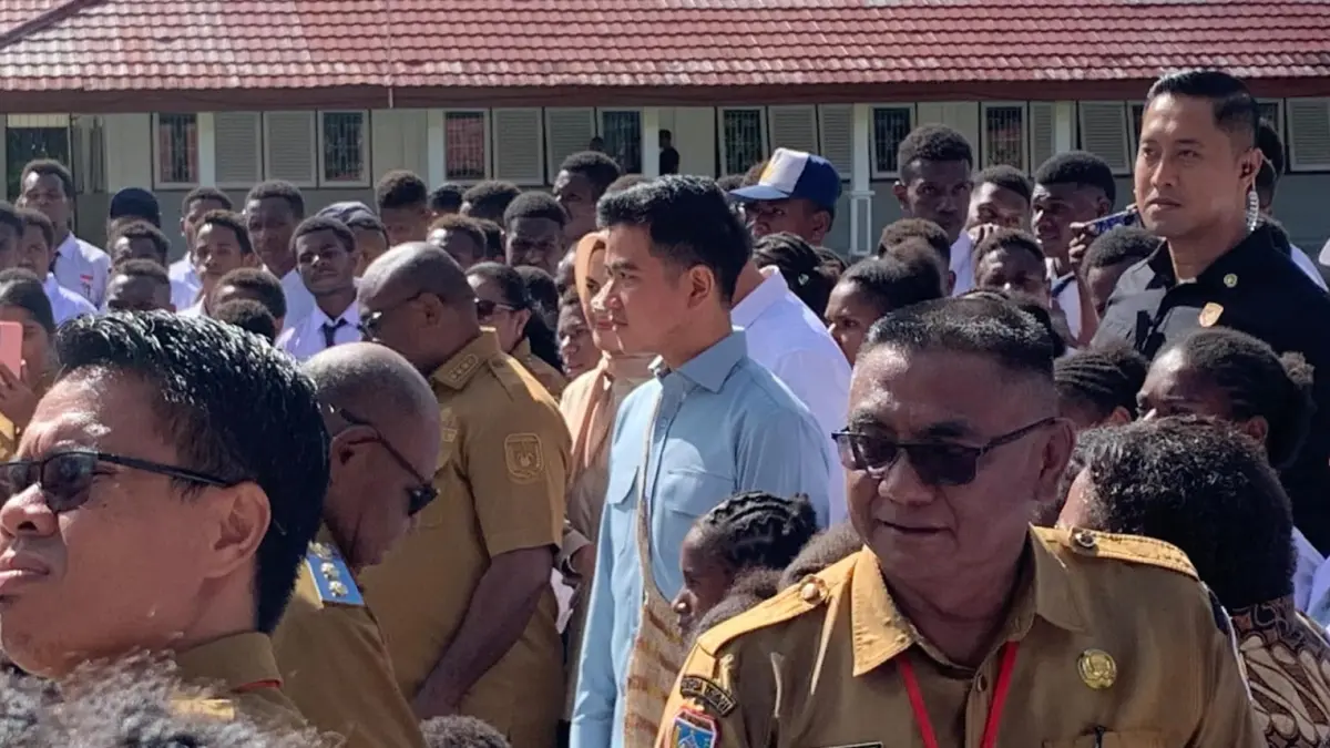Wakil Presiden Gibran Rakabuming Raka saat foto bersama dengan siswa di Sentra Pendidikan Mimika, Papua Tengah, Selasa (21/4/2026). (Foto: CEPOSONLINE.COM/MOH. WAHYU WELERUBUN)