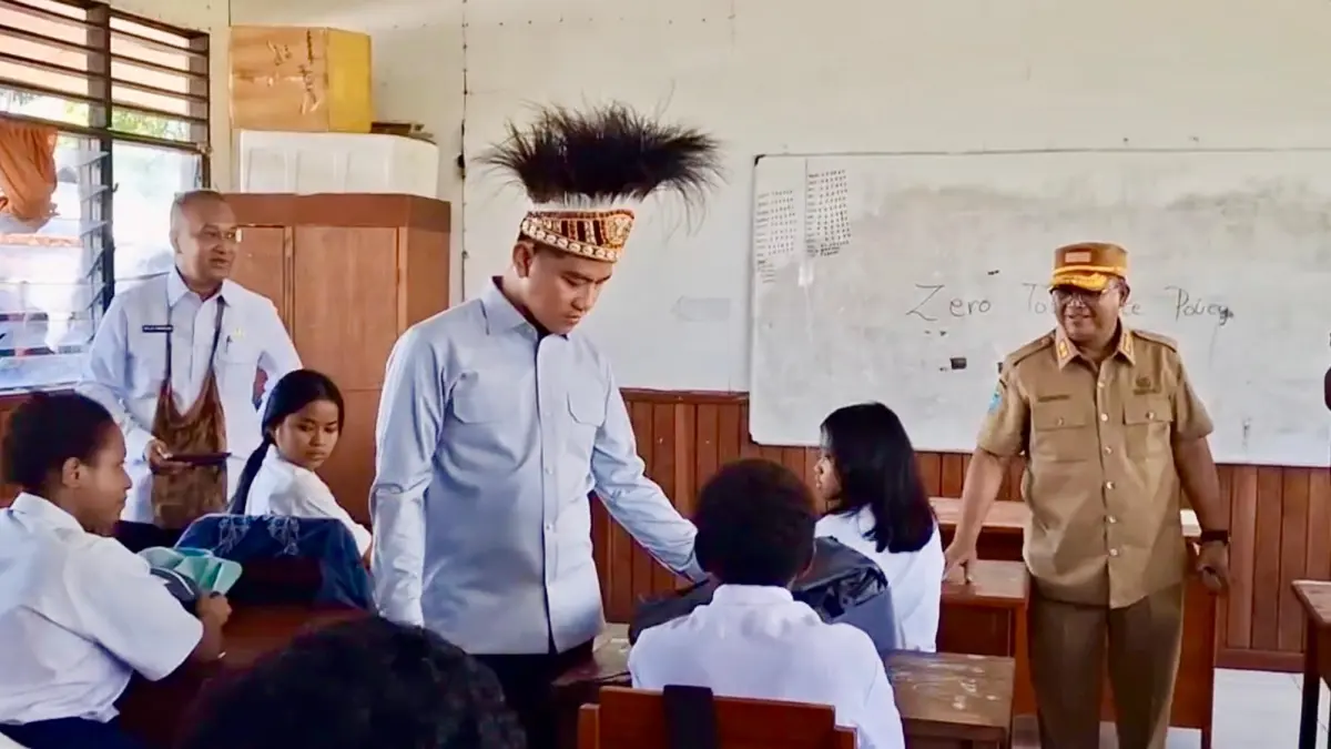 Wapres Gibran Rakabuming Raka, saat menyapa pelajar di Sekolah Kristen Yahukimo. (Ceposonline.com/Humas Pemda)