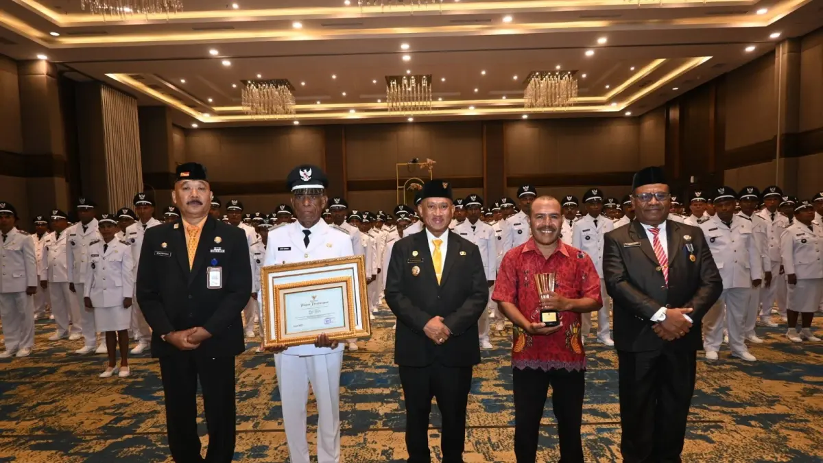 Bupati Biak Numfor Markus Octovianus Mansnembra, SH.,MM foto bersama kepala kampung Ruar Distrik Biak Timur yang meraih juara tiga pada Lomba Kampung dan Kelurahan Tingkat Nasional. (Fiktor Palembangan/ceposonline.com)