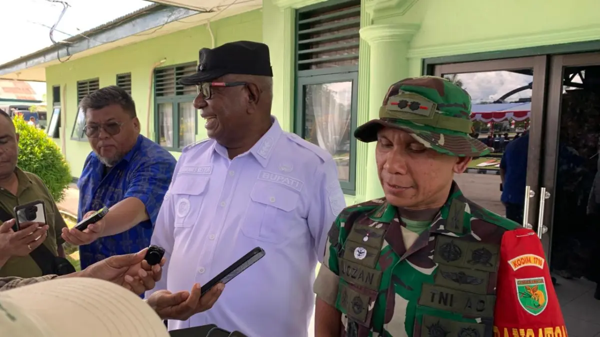 Bupati Mimika Johannes Rettob didmapingi Dandim 1710/Mimika Letkol Inf Tengku Jozanda saat ditemui awak media, Rabu (22/4/2026), (Foto: CEPOSONLINE.COM/MOH. WAHYU WELERUBUN).