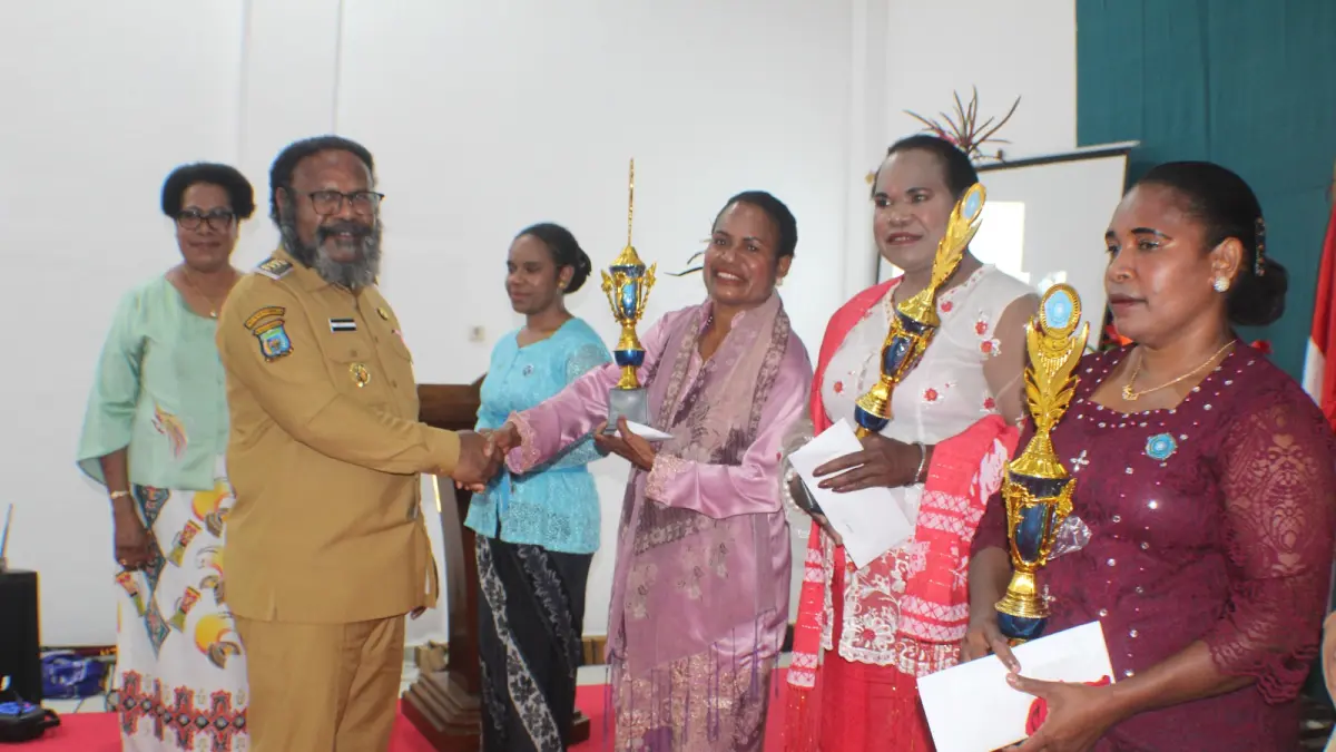 Bupati Tolikara Willem Wandik menyerahkan hadiah lomba dalam peringatan Hari Ulang Tahun HUT Kartini tingkat Kabupaten Tolikara di Aula GIDI Karubaga Selasa, 21 April 2026.
(Ceposonline.com/Dismkomdigi Tolikara)