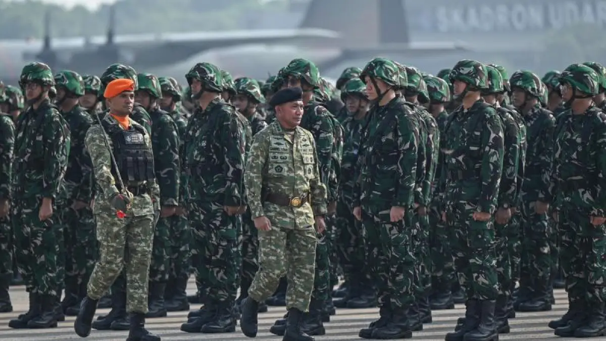 Kepala Badan Cadangan Nasional Kemenhan Letjen TNI Gabriel Lema (kanan) didampingi Komandan Brigade Parako 1 Pasgat, Kolonel Pas Helmi A. Nange (kiri) saat upacara pembukaan pelatihan ASN Komcad di Lanud Halim Perdanakusuma, Jakarta Timur, Rabu (22/4/2026). (Ceposonline.com/ANTARA/Fauzan)
