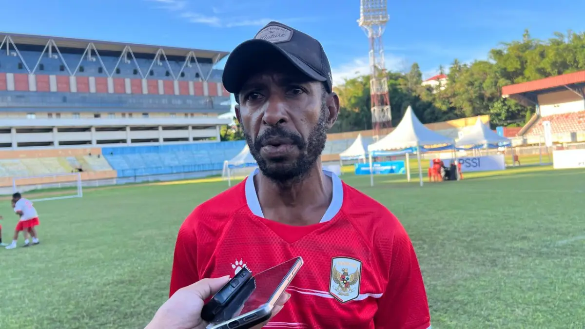 Gerald Pangkali saat memberikan keterangan di Stadion Mandala Jayapura pada Sabtu (18/4/2026). (CEPOSONLINE.COM/ERIANTO)