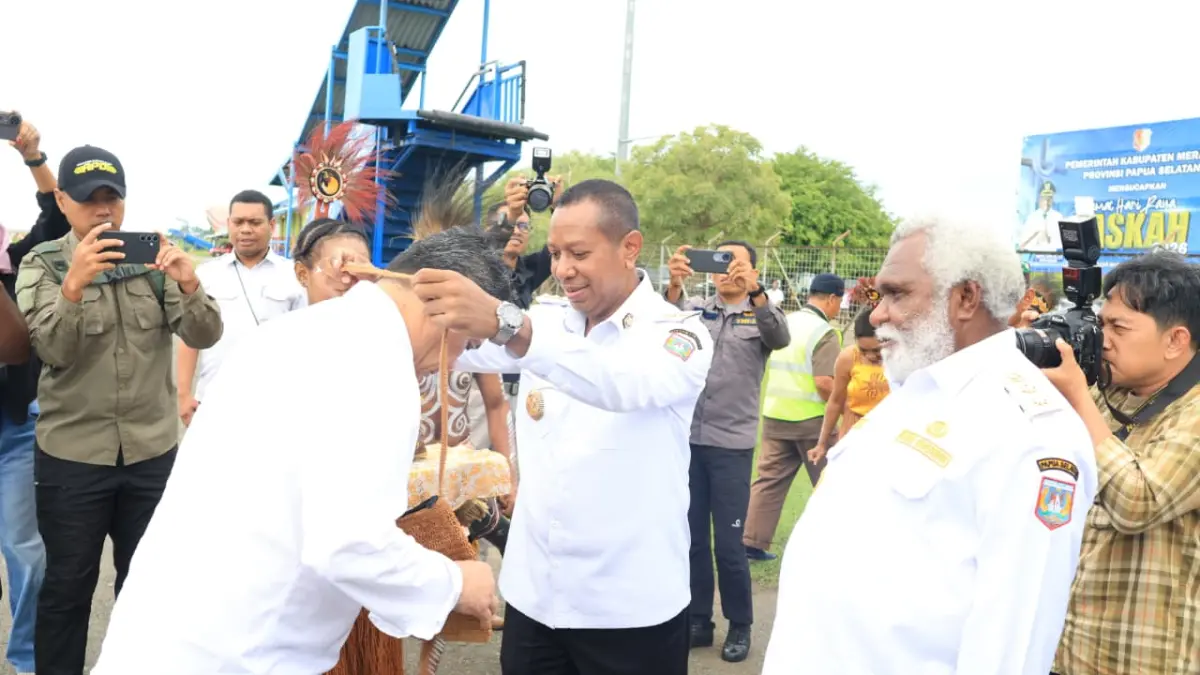 Gubernur Papua Selatan Apolo Safanpo saat mengalungkan &nbsp;Noken di leher Wakil Menter Desa dan Pembangunan &nbsp;Daerah Tertinggal Ahmad Riza Patria saat tiba di Bandara Mopah Merauke dalam rangka kunjungan kerja, Rabu (22/4/2026)&nbsp;
(Sulo/Ceposonline.com) &nbsp; &nbsp;