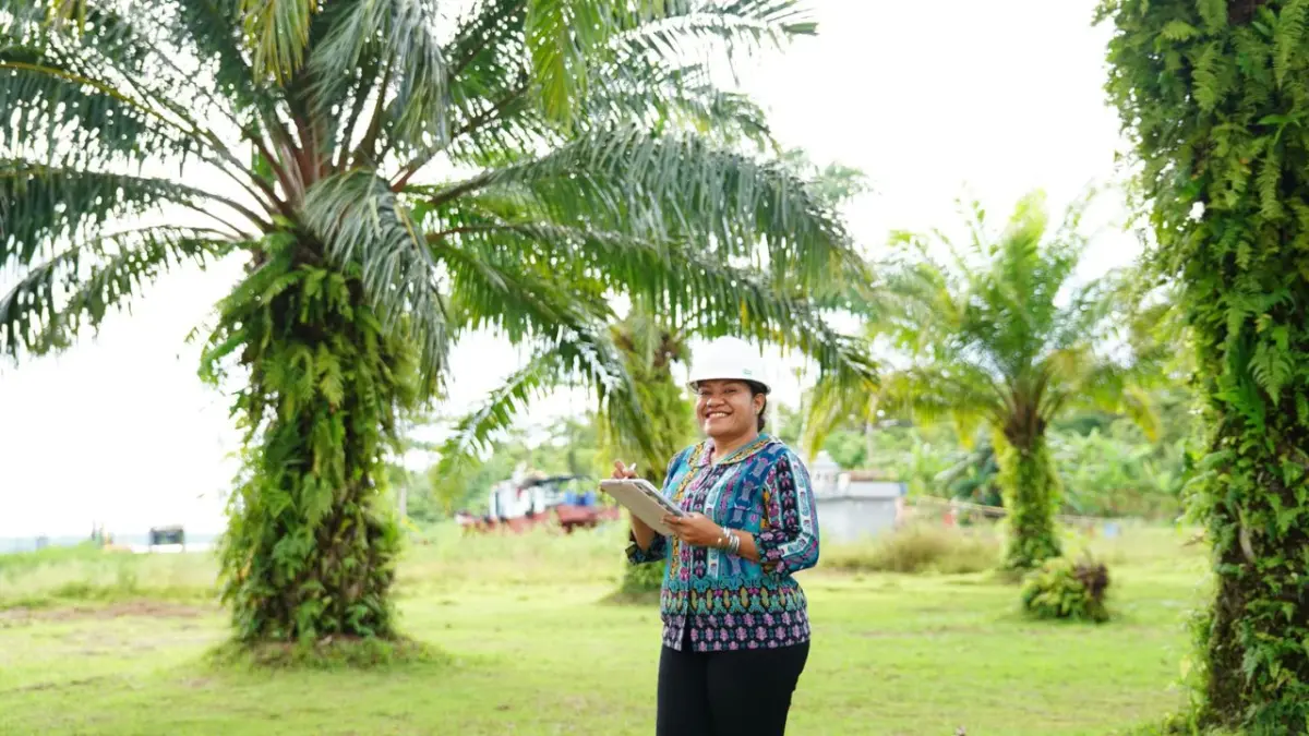 Helmi Yongeneelen dan Adel Samfan, sosok perempuan tangguh yang bekerja di industri perkebunan kelapa sawit Tunas Sawa Erma (TSE) Group. ( foto humas TSE/ceposonline.com) 