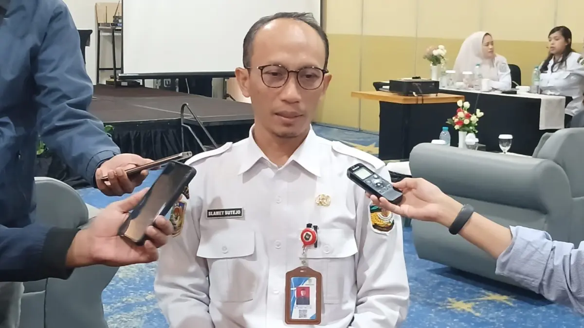 Kepala Disdukcapil Kabupaten Mimika, Slamet Sutejo saat ditemui di Ballroom Hotel Horison Ultima, Rabu (22/4/2026). (Foto: CEPOSONLINE.COM/MOH. WAHYU WELERUBUN)