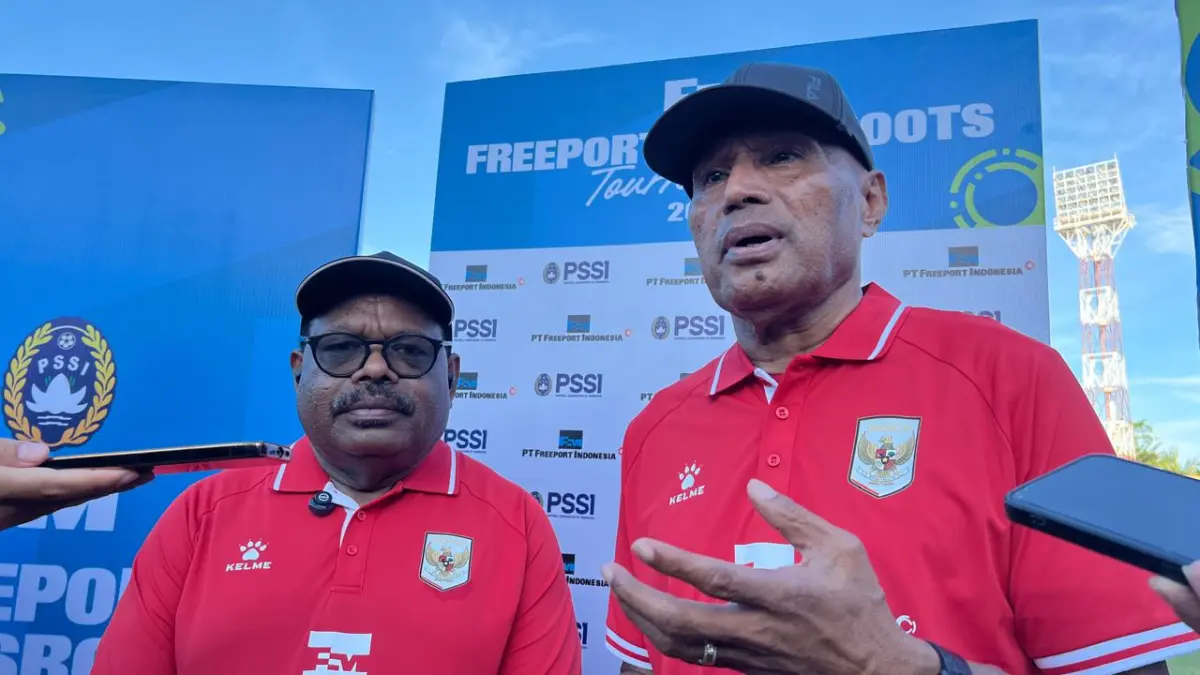 Ketua Umum PSSI Papua, Benhur Tomi Mano didampingi Senior Vice President (SVP) Sustainable Development PTFI, Nathan Kum saat memberikan keterangan di Stadion Mandala Jayapura, Sabtu (18/4/2026). (CEPOSONLINE.COM/ERIANTO).