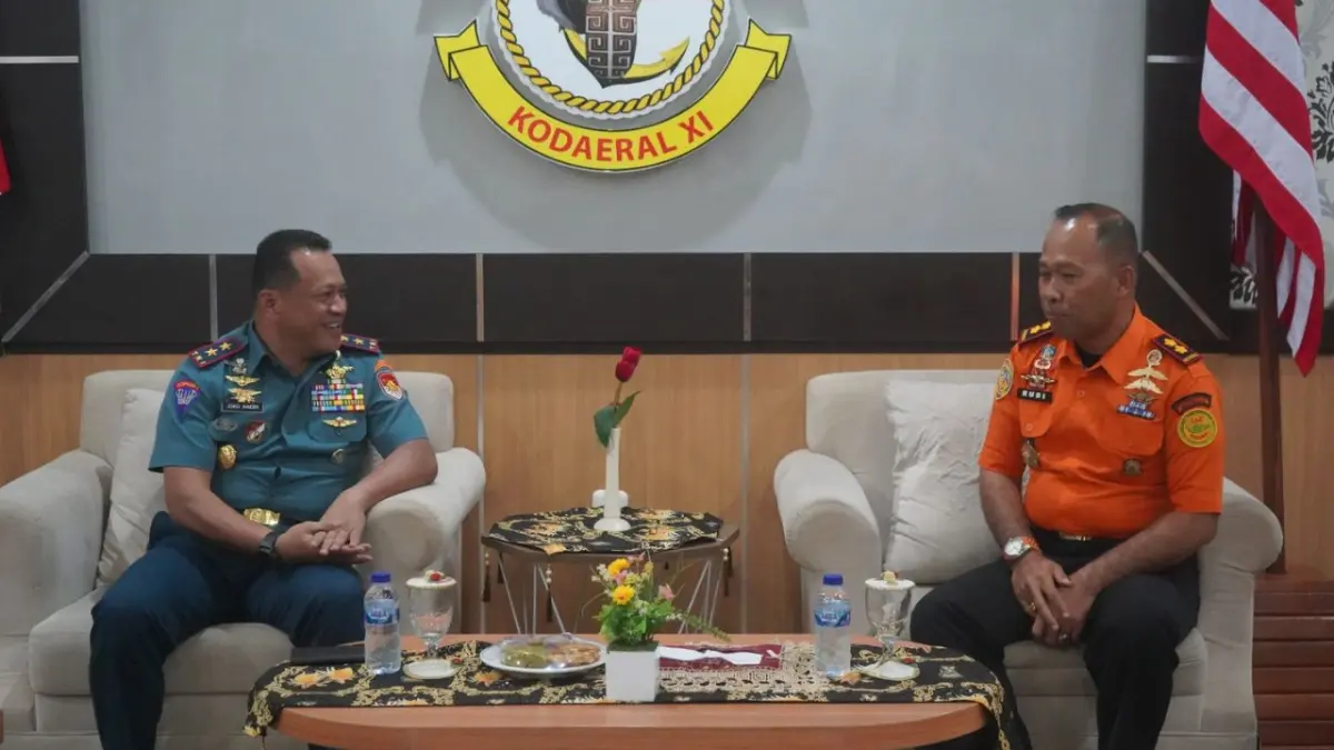 Komandan Kodaeral XI , Laksda TNI Joko Andriyanto, saat menerima kunjungan Kepala Kantor SAR Merauke, Rudi, beserta rombongan, Selasa (21/4/2026). (Istimewa/Ceposonline)&nbsp;