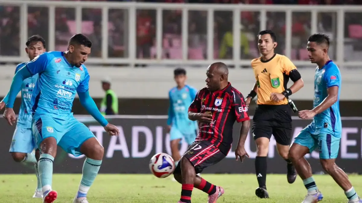 Pemain Persipura, Fery Pahabol saat berusaha melewati pemain belakang Persela Lamongan saat bertanding di Stadion Lukas Enembe. (CEPOSONLINE.COM/DOK PERSIPURA).