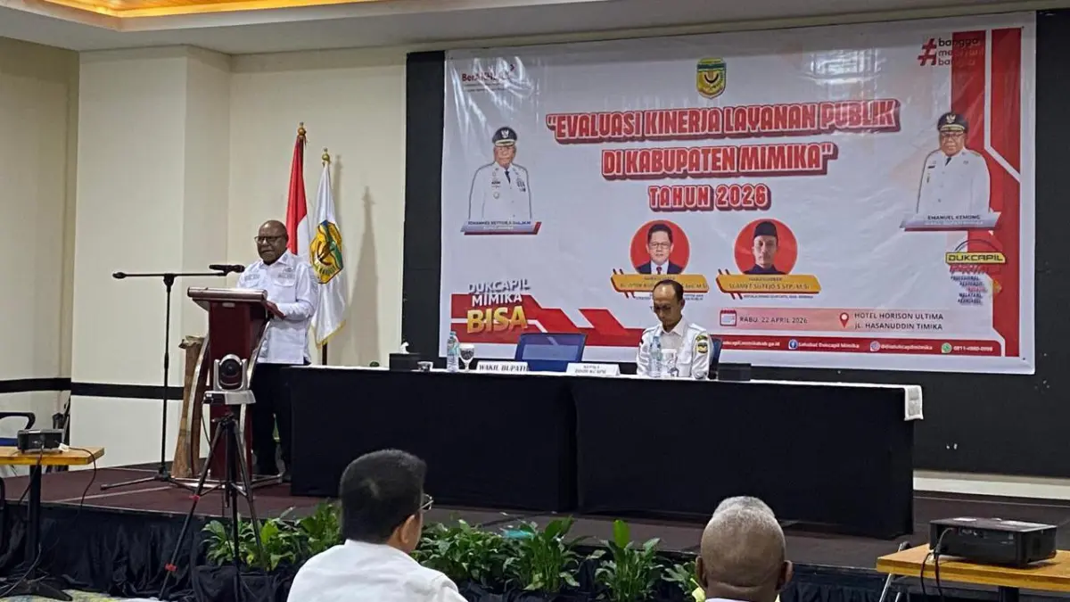 Wabup Mimika Emanuel Kemong menyampaikan arahan sebelum membuka kegiatan evaluasi kinerja pelayanan publik di Kabupaten Mimika, di Ballroom Hotel Horison Ultima, Rabu (22/4/2026). (Foto: CEPOSONLINE.COM/MOH. WAHYU WELERUBUN)