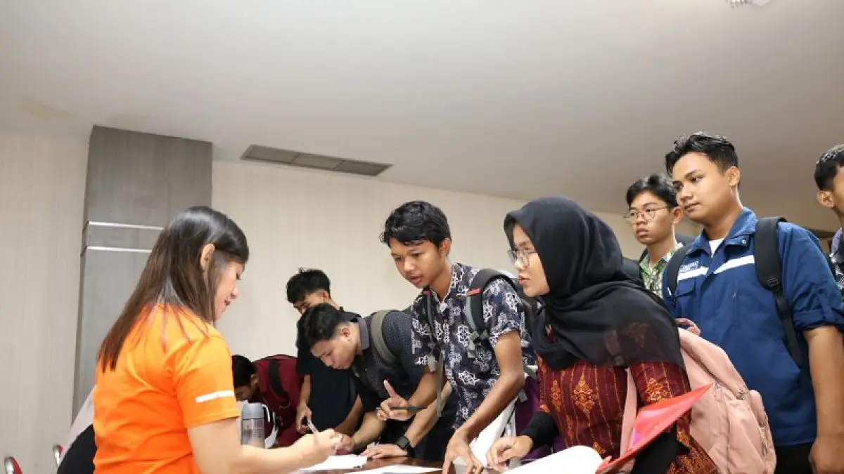 Arsip - Sejumlah warga melakukan pendaftaran beasiswa di Pemkot Surabaya (ANTARA-HO/Diskominfotik Surabaya)